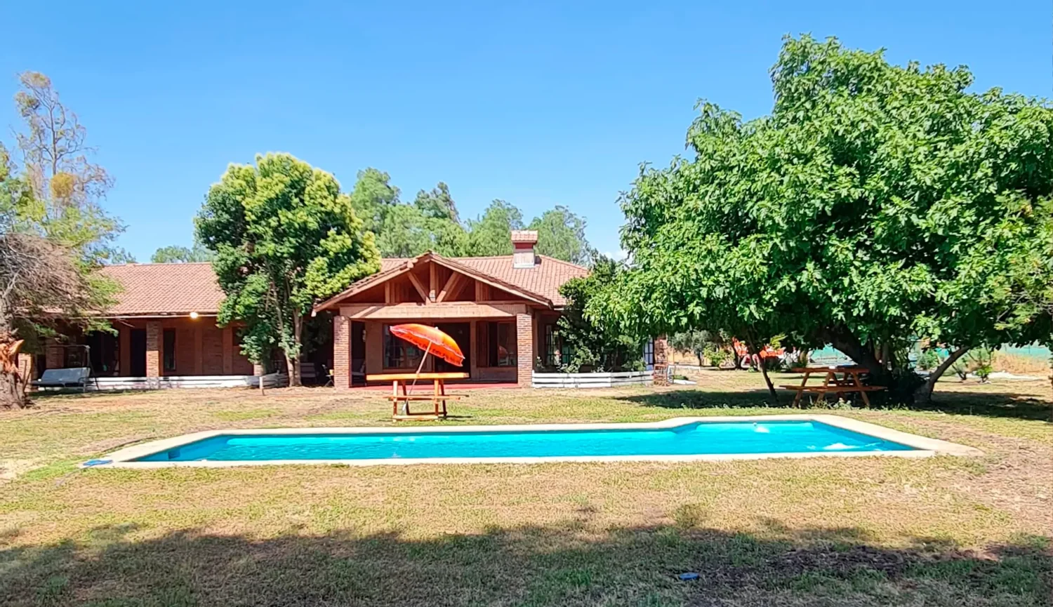Jardín, piscina y construcciones de la sede Femenino